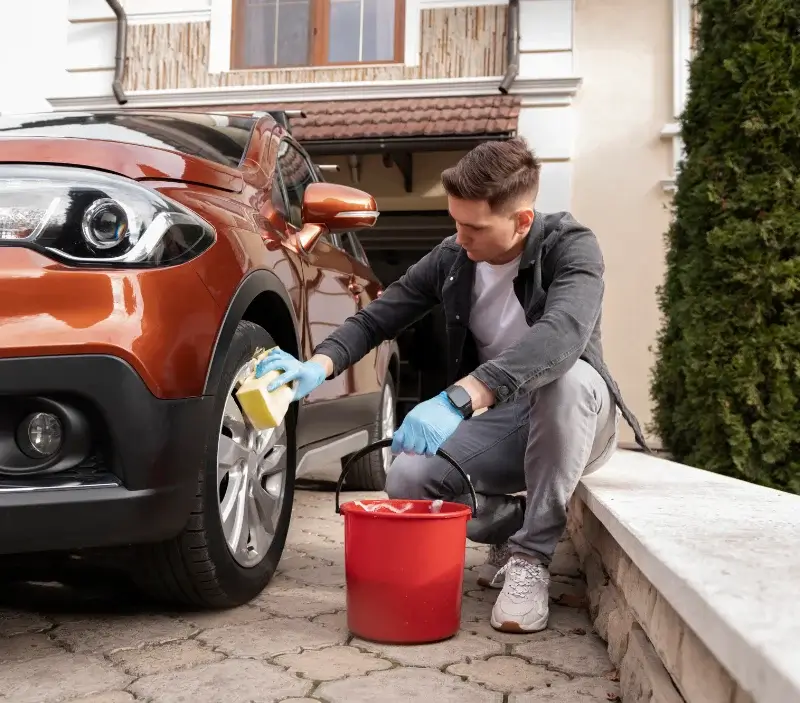 Lavage auto à domicile Vexin-sur-Epte : professionnel intervenant sur un véhicule